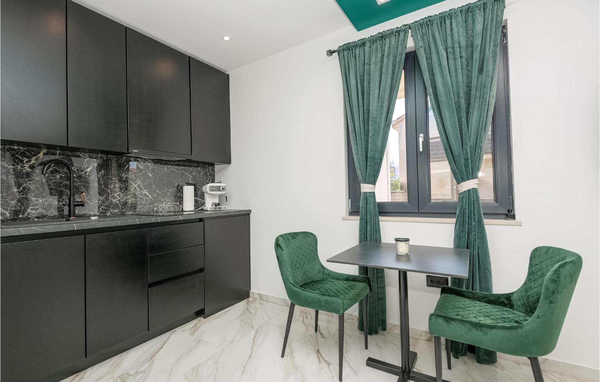 Awesome Apartment In Makarska With Wifi Екстериор снимка